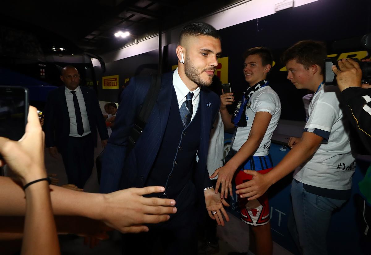 Mauro Icardi preso di mira per una frase a Wanda: i fan lo sfottono, lei sta al gioco