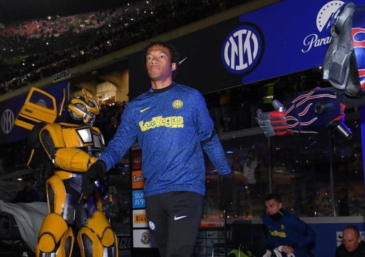 Cuadrado festeggia la vittoria dell’Inter sui social. Tifosi Juve lo insultano